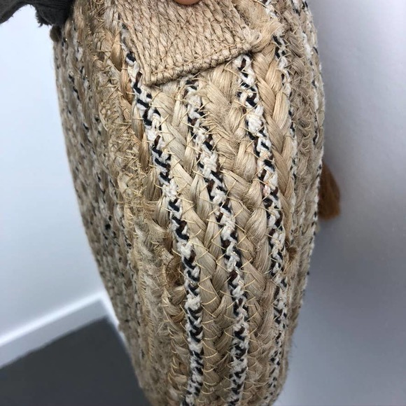 America & Beyond Tassel Circle Straw Crossbody Bag - Picture 8 of 9